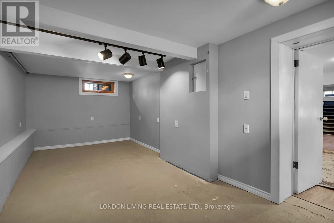 236 RIDOUT STREET SOUTH Image 30