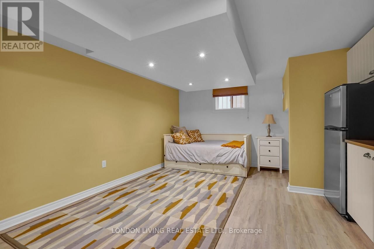 236 RIDOUT STREET SOUTH Image 32