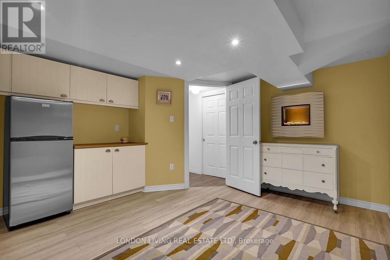 236 RIDOUT STREET SOUTH Image 33
