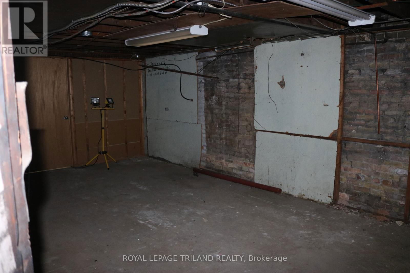 Main Floor - 656 TALBOT STREET Image 37