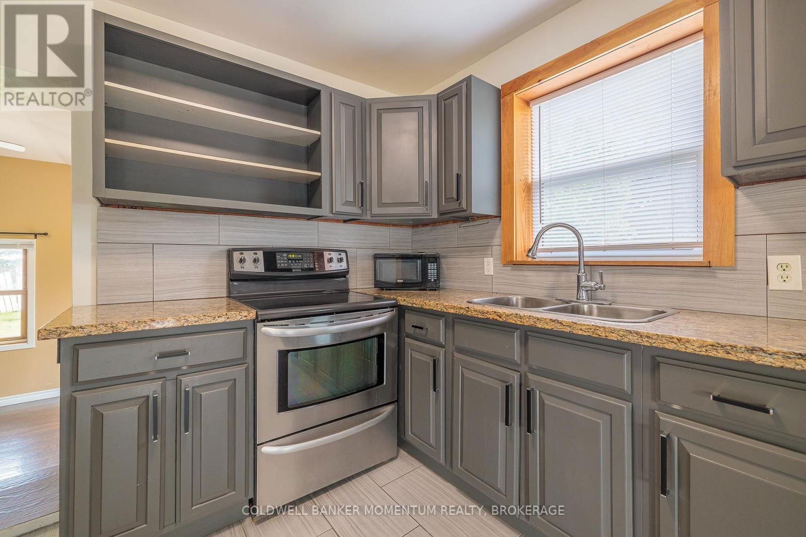 72 WELLINGTON STREET Image 15