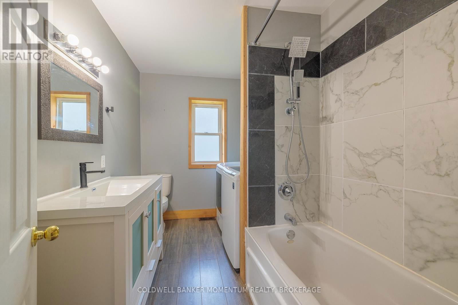 72 WELLINGTON STREET Image 16