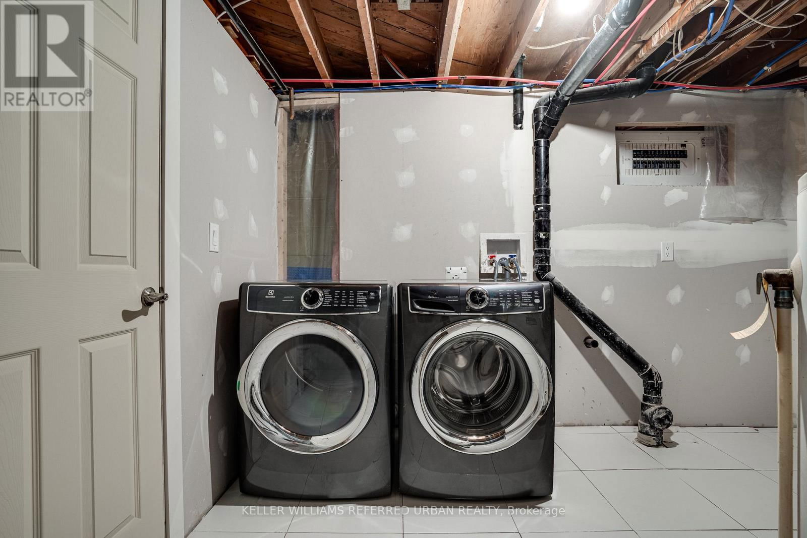 60 FIELDING CRESCENT Image 37