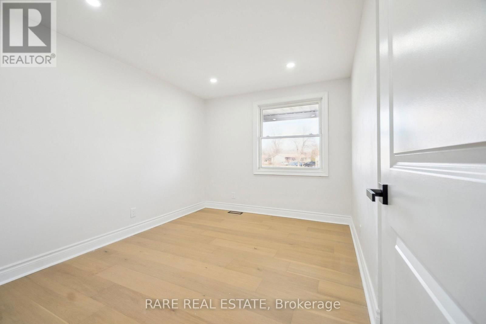 314 LAUGHTON CRESCENT Image 13