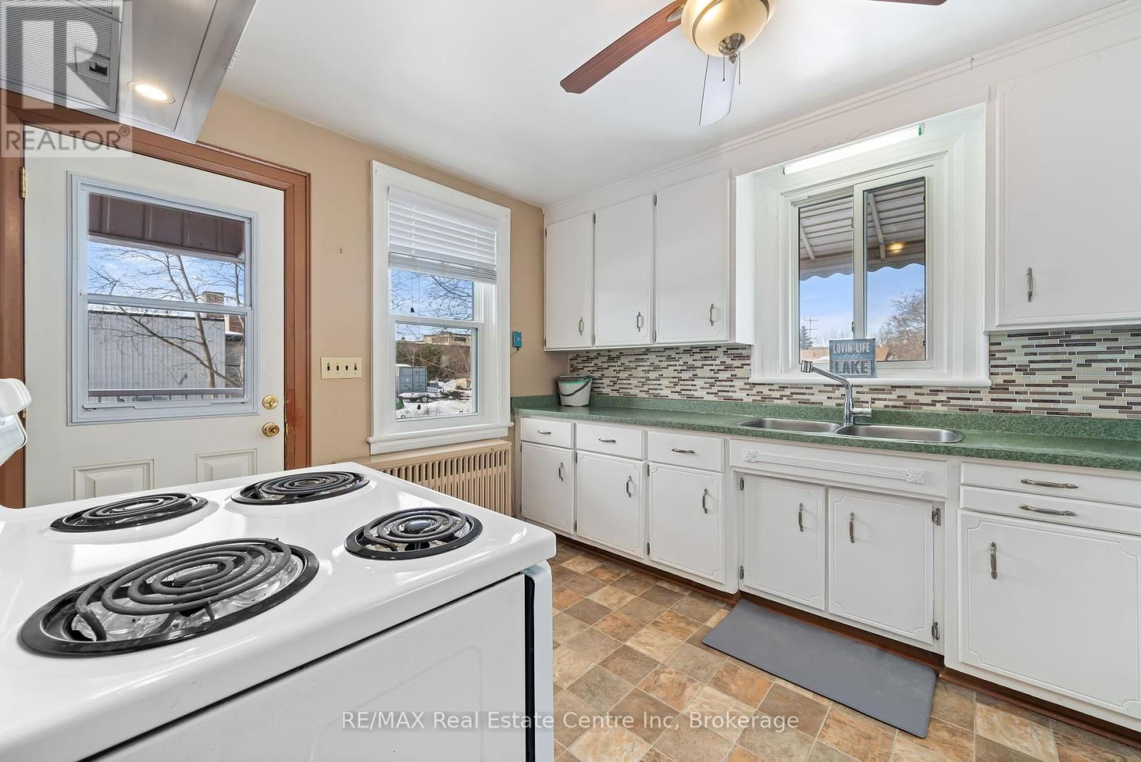 24 LINDSAY STREET Image 10