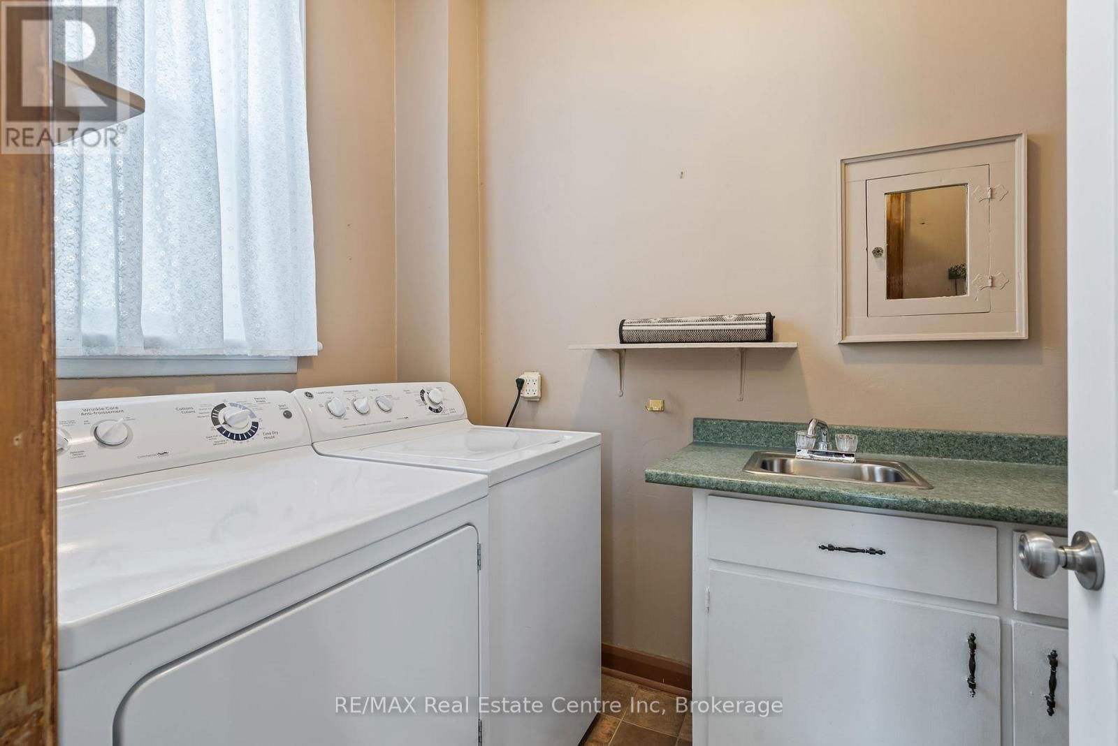 24 LINDSAY STREET Image 12