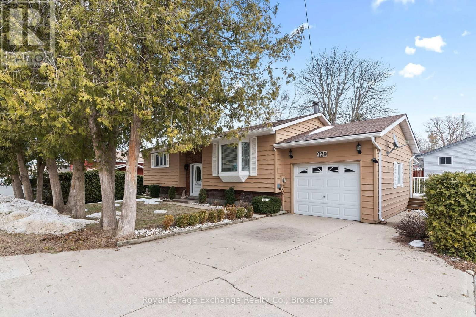 929 SAUGEEN STREET Image 1