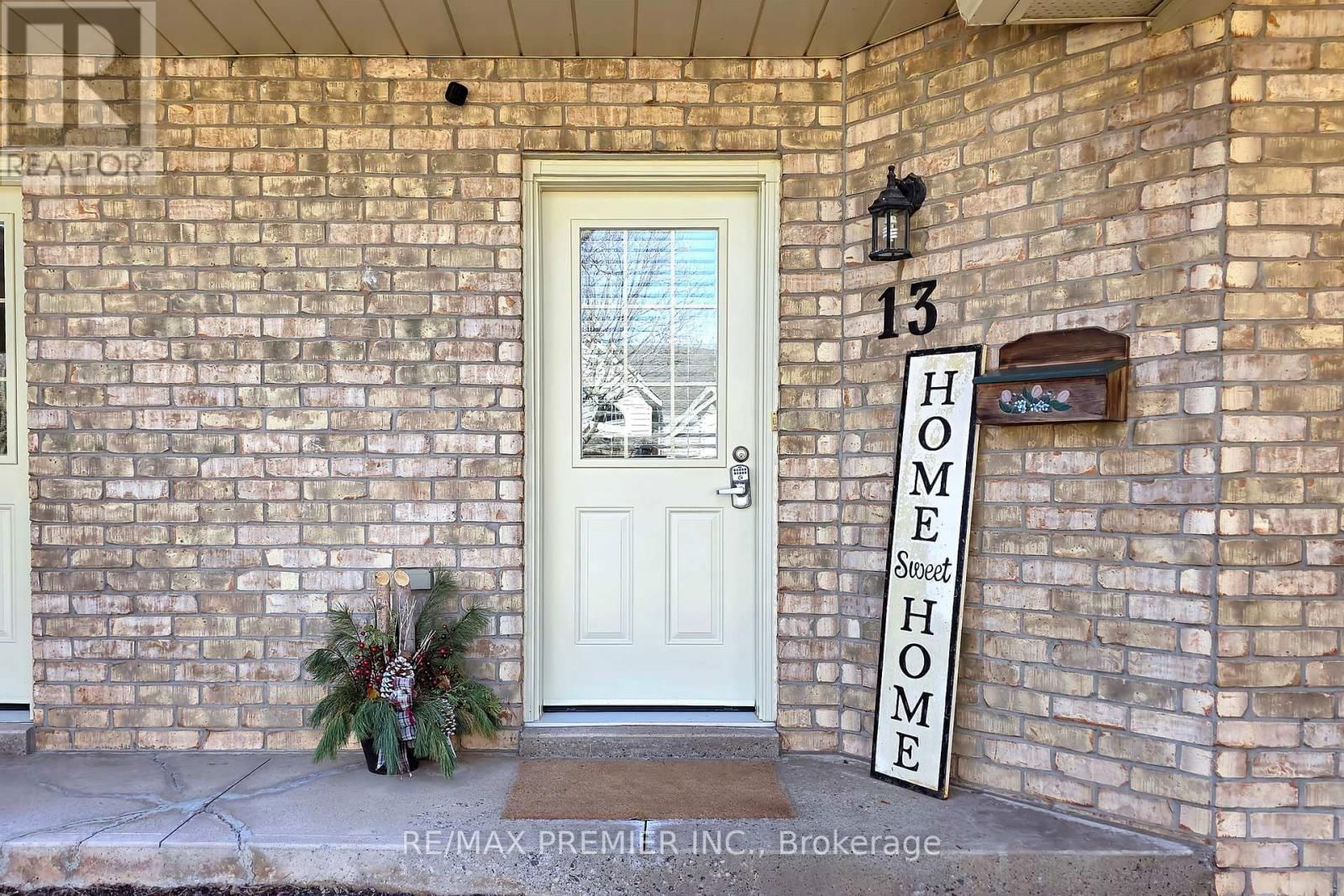 13 - 9 WENTWORTH DRIVE Image 3
