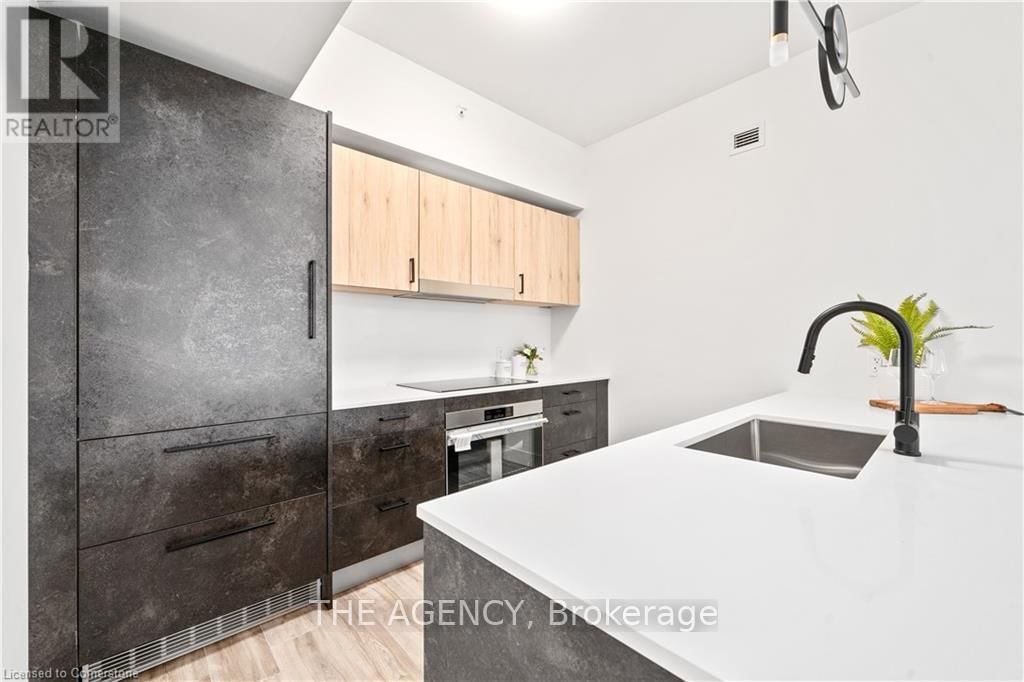 605 - 2 DUNDAS STREET Image 6