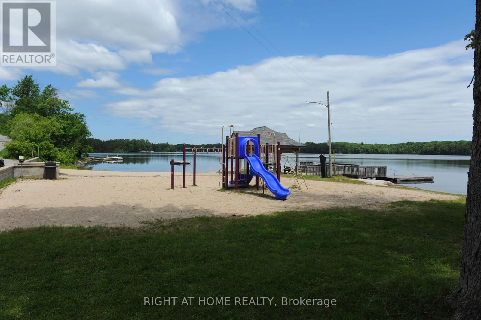 22 HAWKINS POINT Image 29