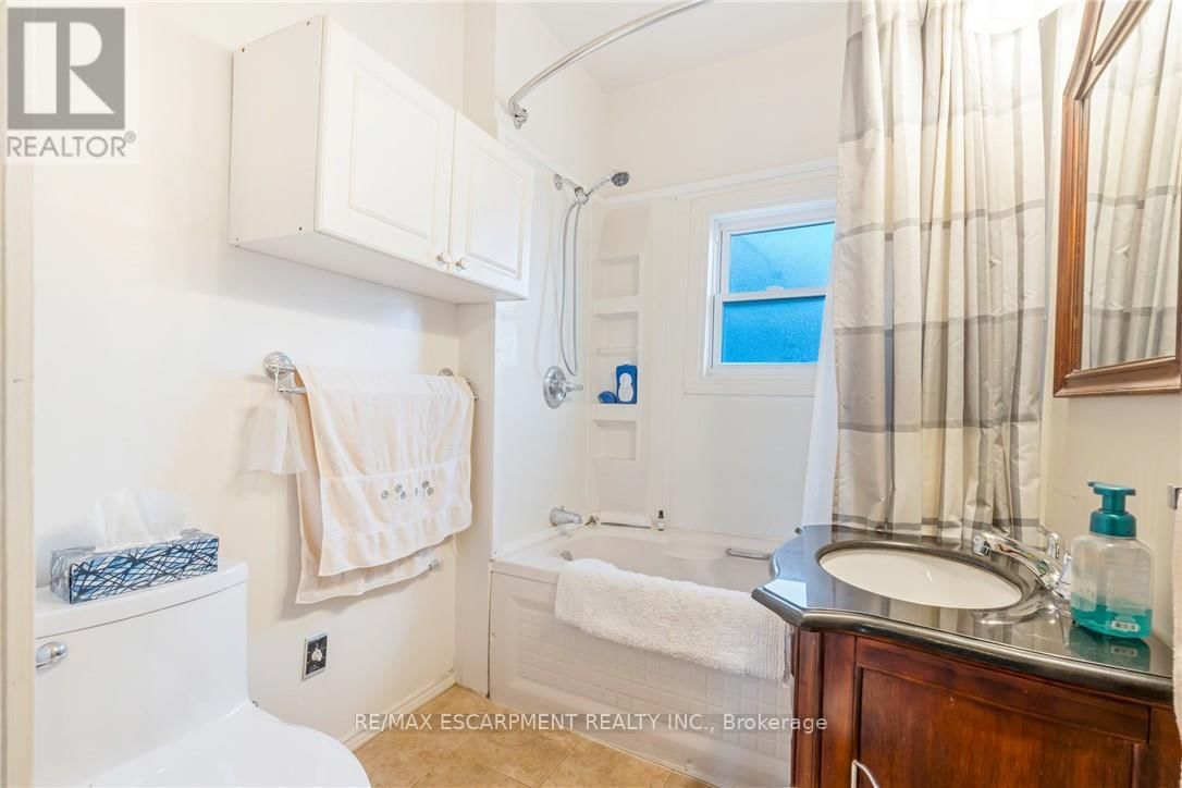 528 HUGHSON STREET NORTH Image 11