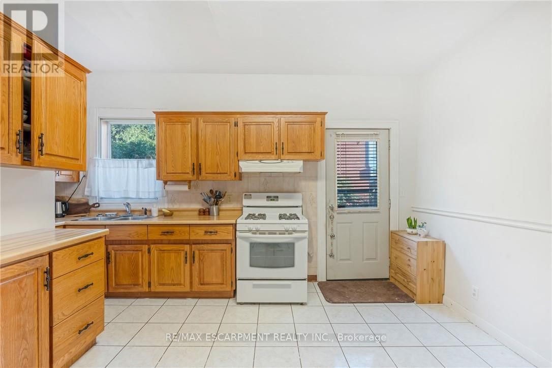 528 HUGHSON STREET NORTH Image 8