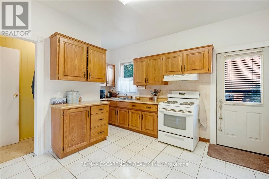 528 HUGHSON STREET NORTH Image 9