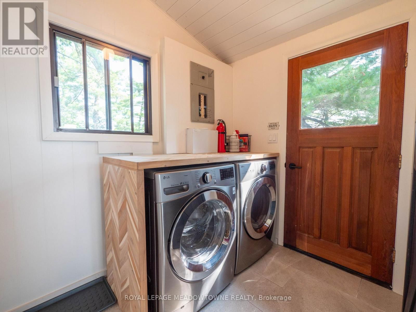 460 ISLAND Image 10