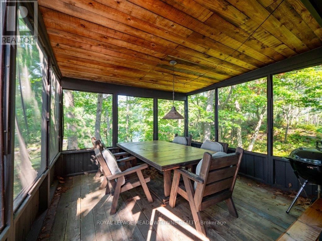 460 ISLAND Image 16