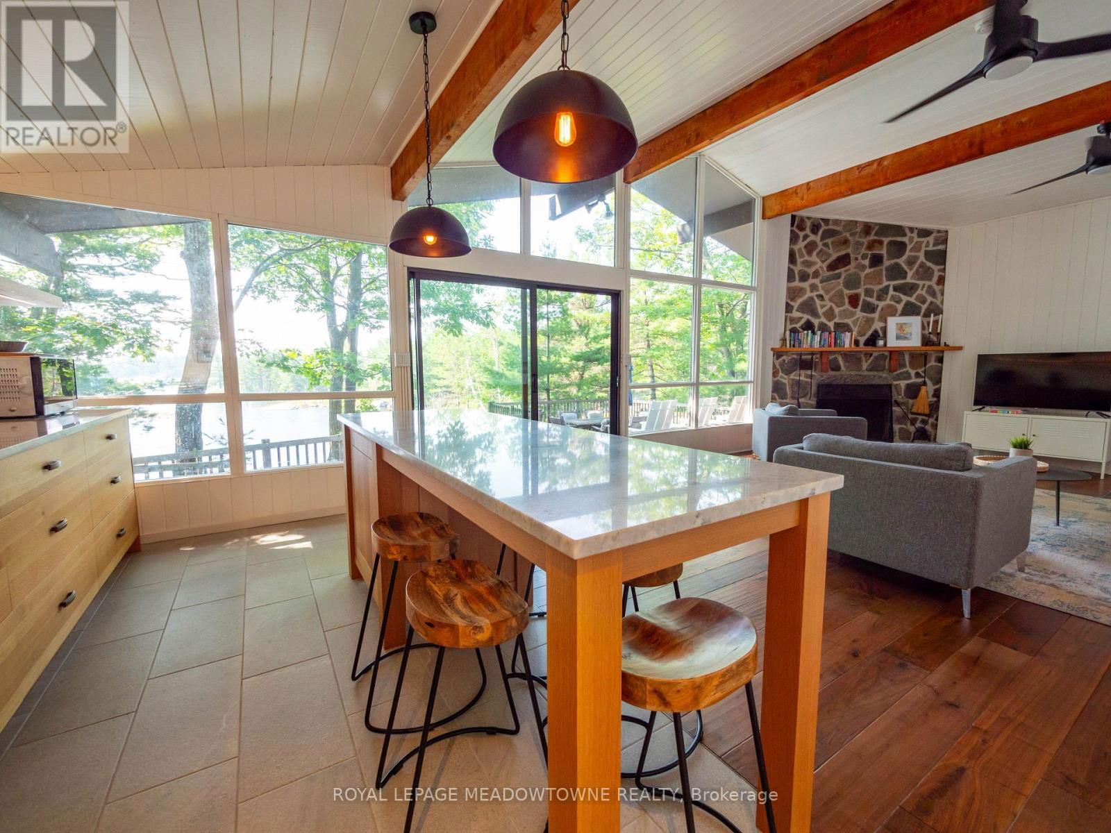460 ISLAND Image 8