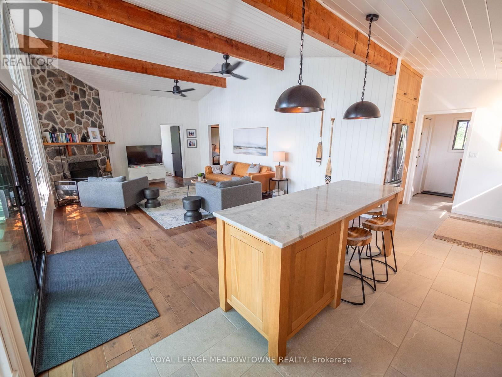 460 ISLAND Image 9