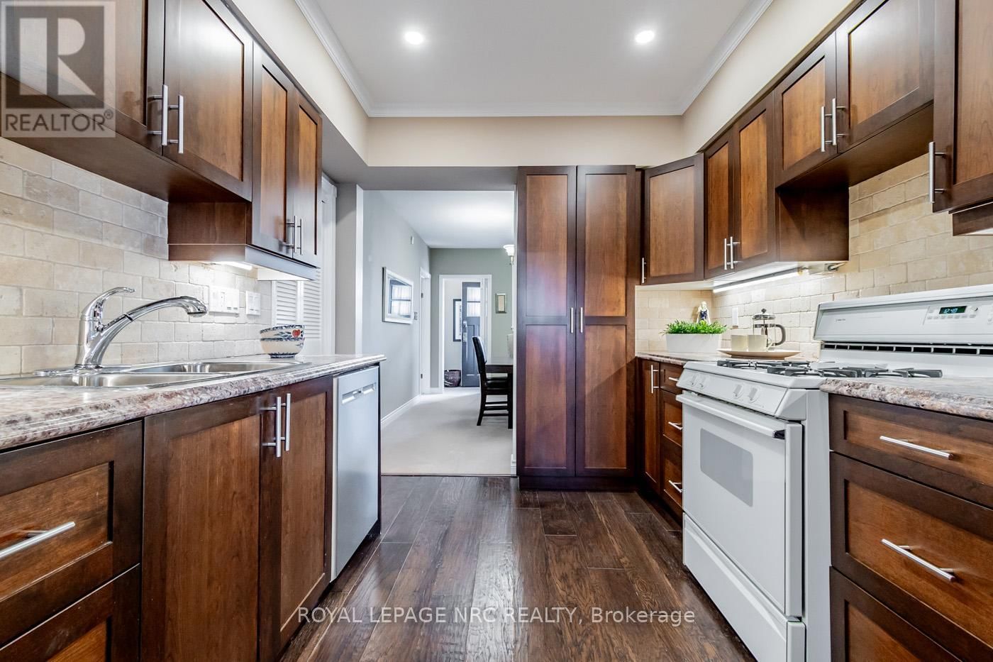 8 MACBETH BOULEVARD Image 18