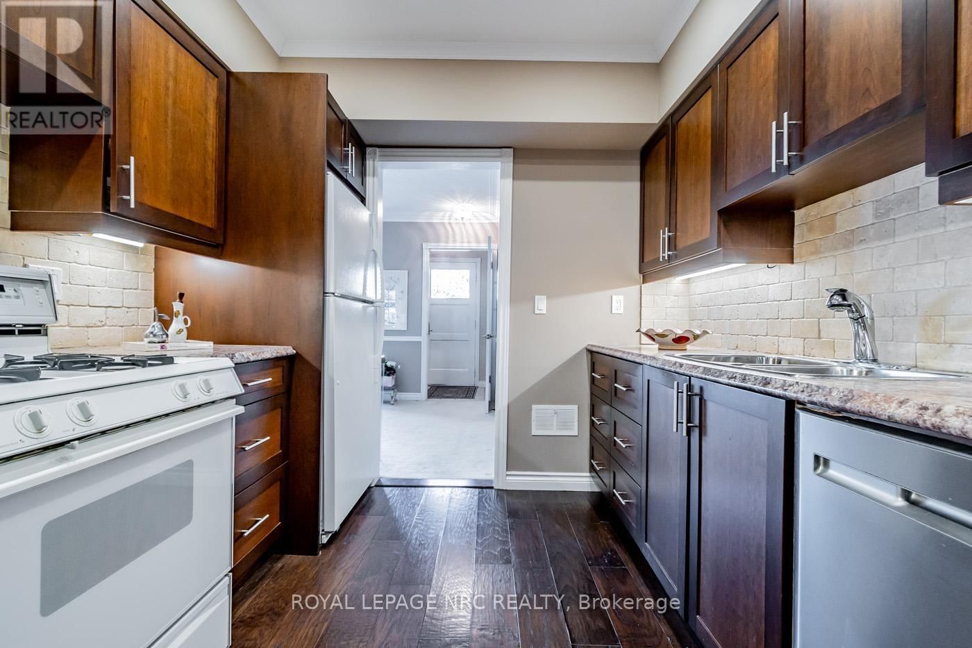 8 MACBETH BOULEVARD Image 19