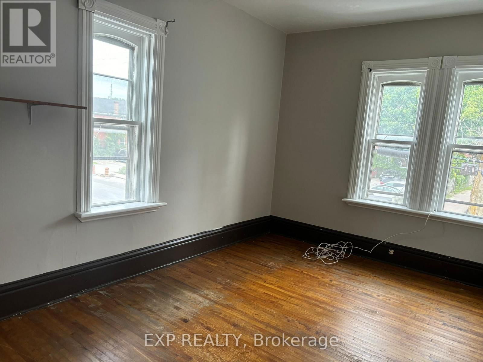 204 RAGLAN STREET SOUTH Image 19