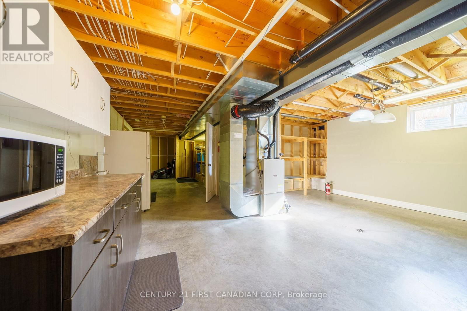 487 PETERSEN AVENUE Image 32