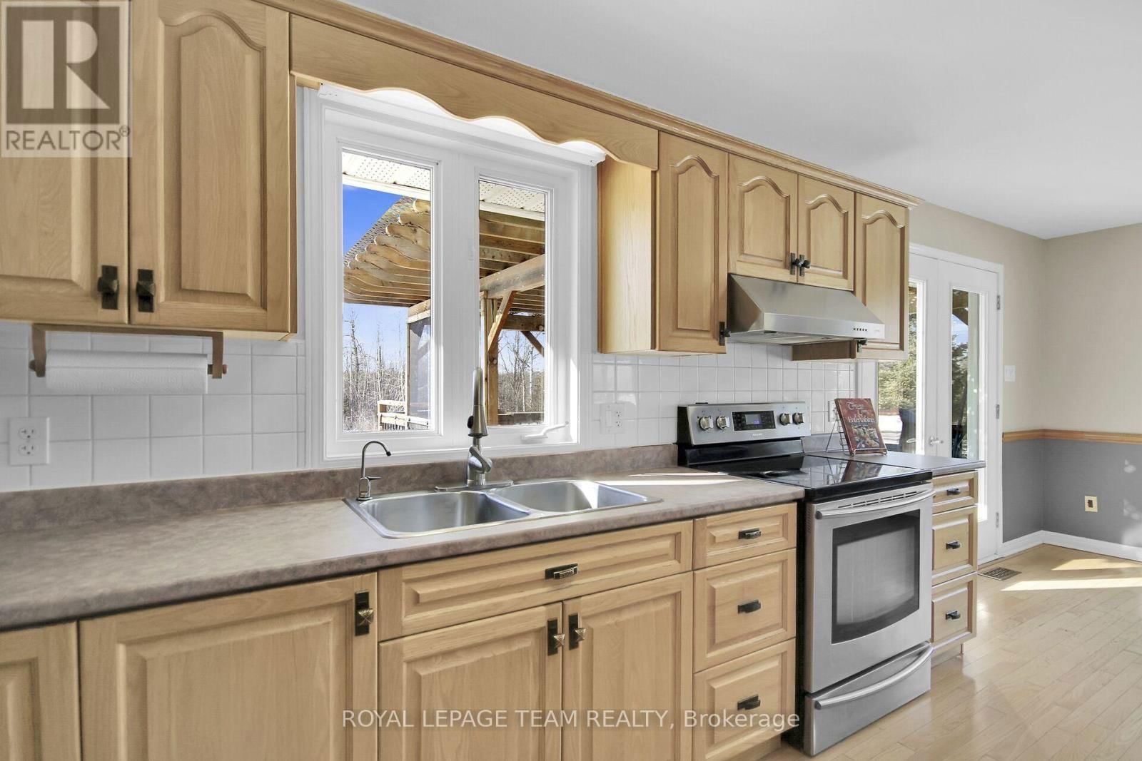 955 MACPHERSON ROAD Image 12
