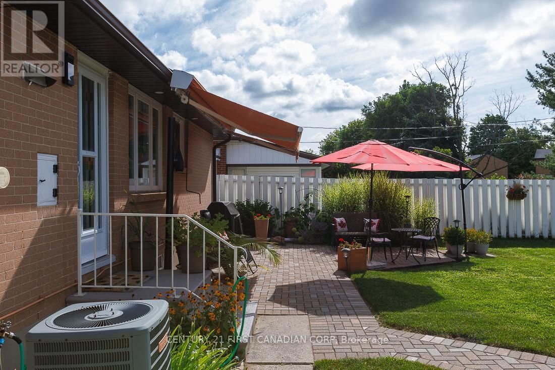 82 QUEENSTON CRESCENT Image 32