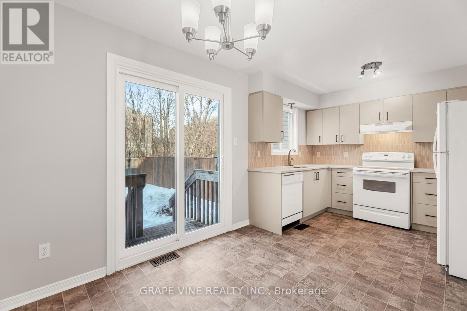 430 LAWLER CRESCENT Image 14