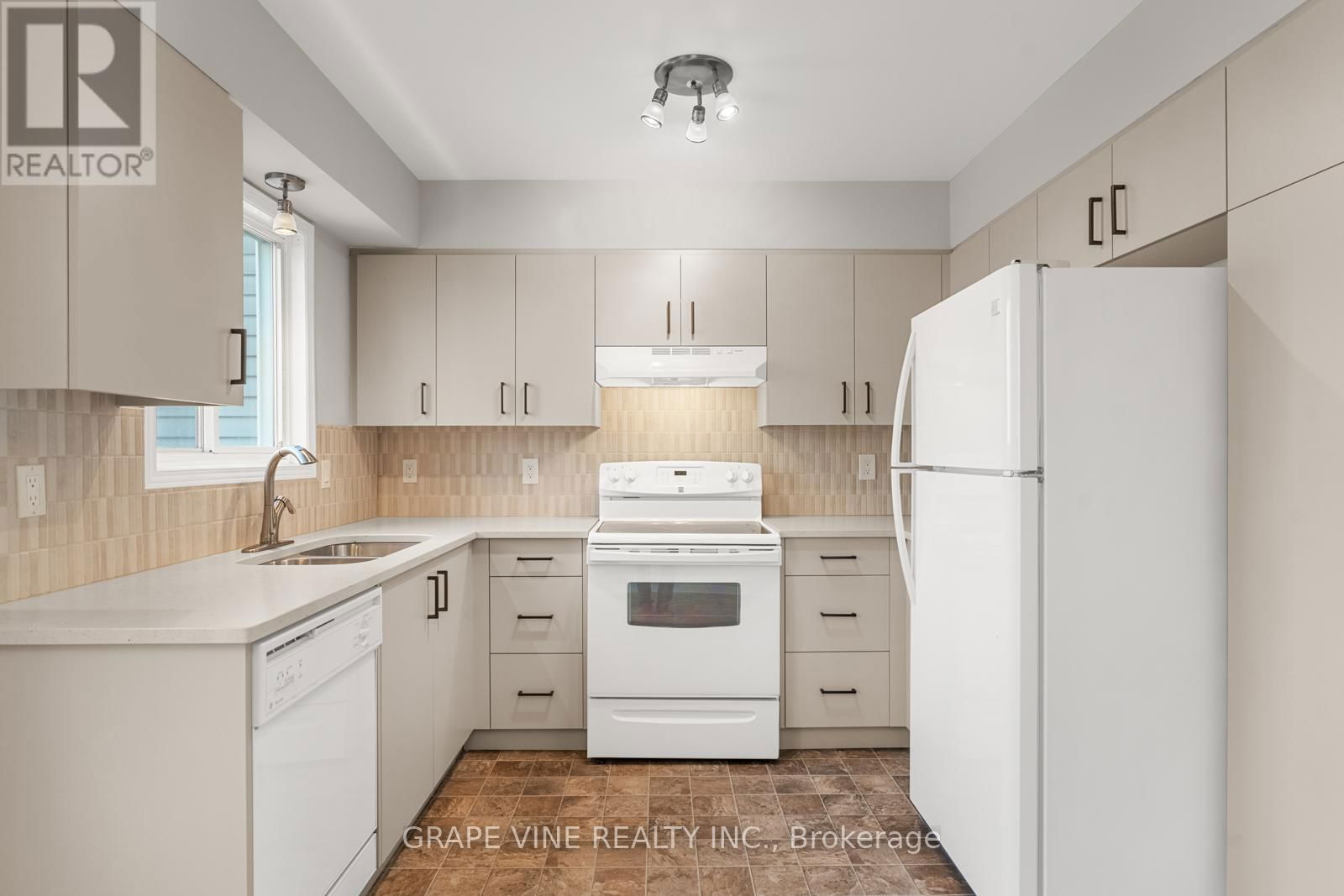 430 LAWLER CRESCENT Image 15