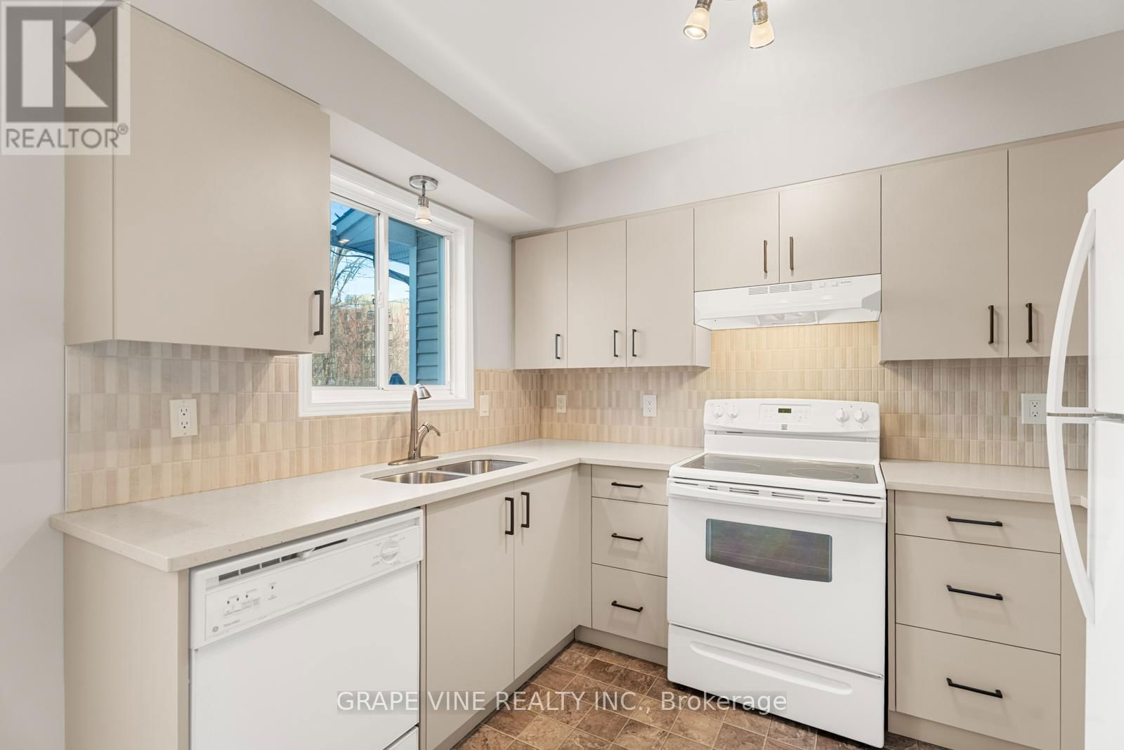 430 LAWLER CRESCENT Image 16