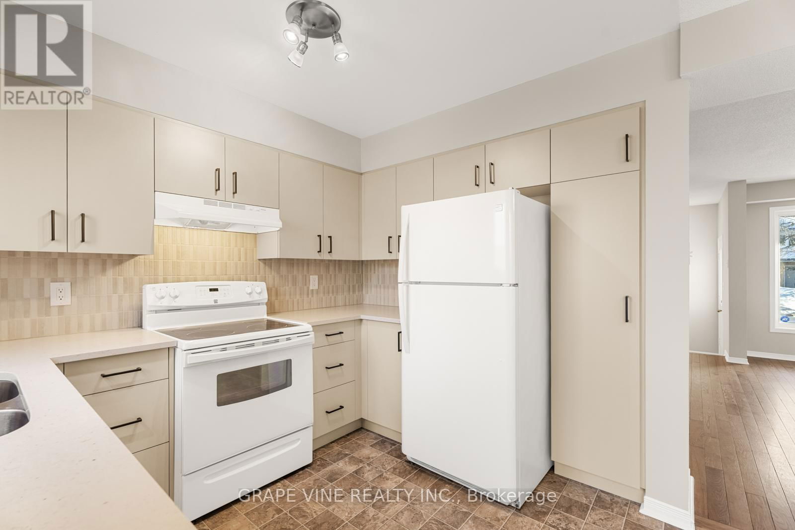 430 LAWLER CRESCENT Image 17