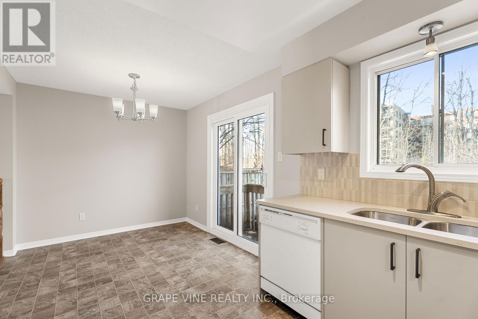430 LAWLER CRESCENT Image 18