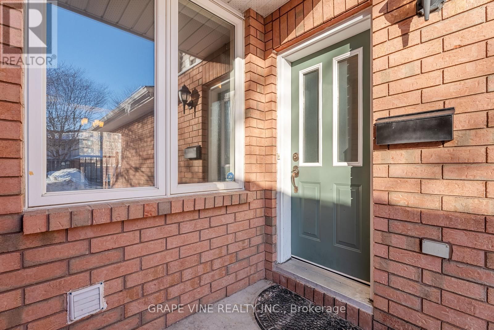 430 LAWLER CRESCENT Image 4