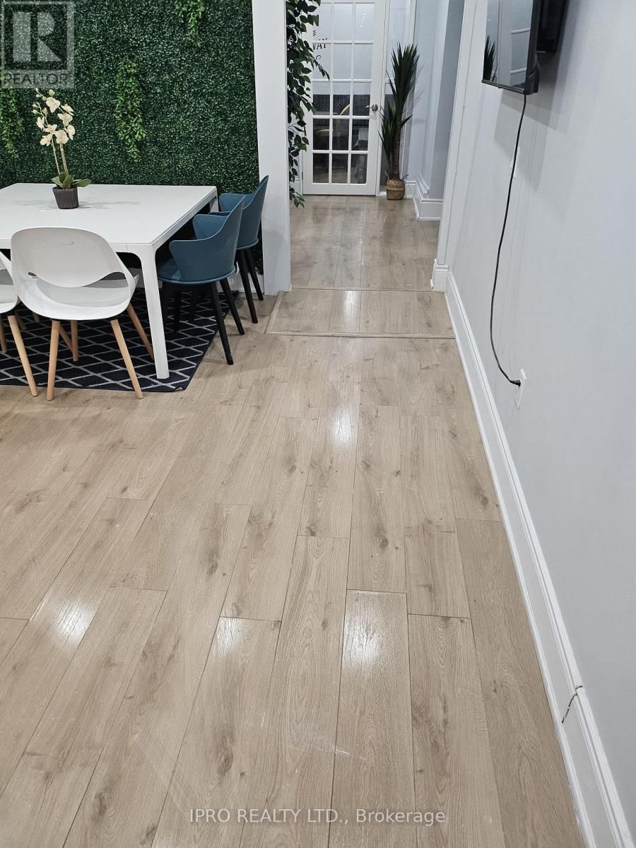 15 AINSLIE STREET NORTH Image 21