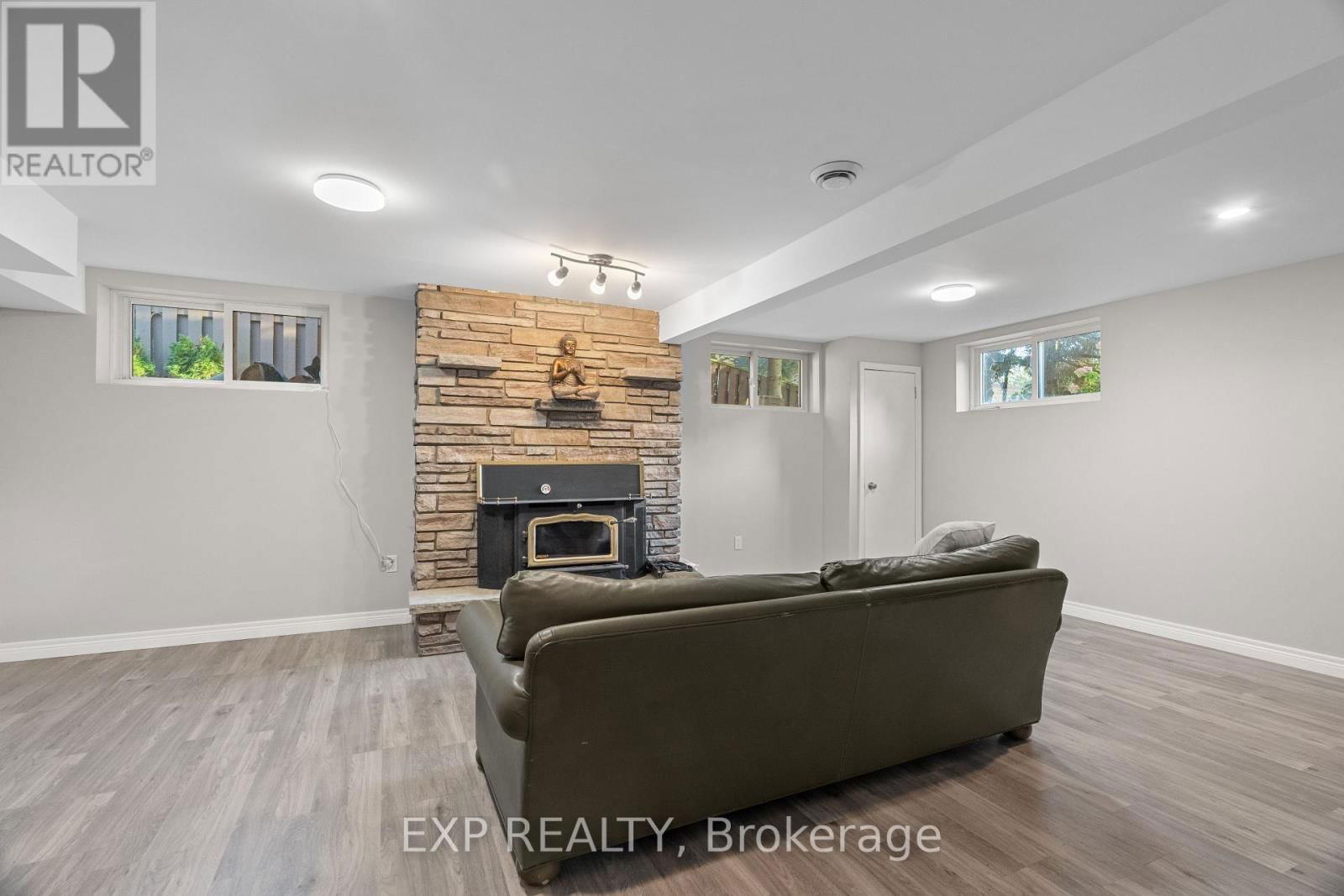 9952 PRINCE PHILIP STREET Image 31