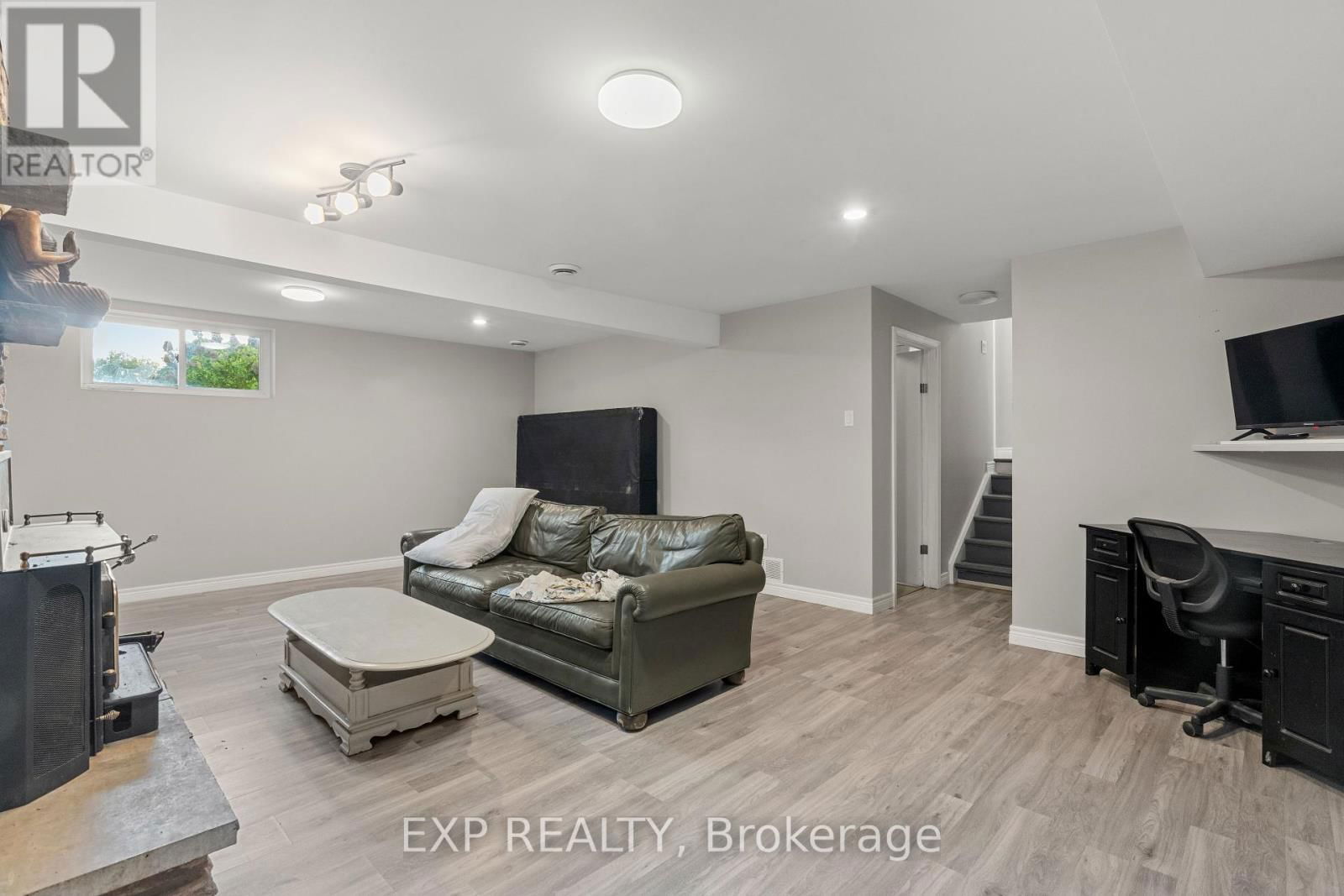 9952 PRINCE PHILIP STREET Image 32