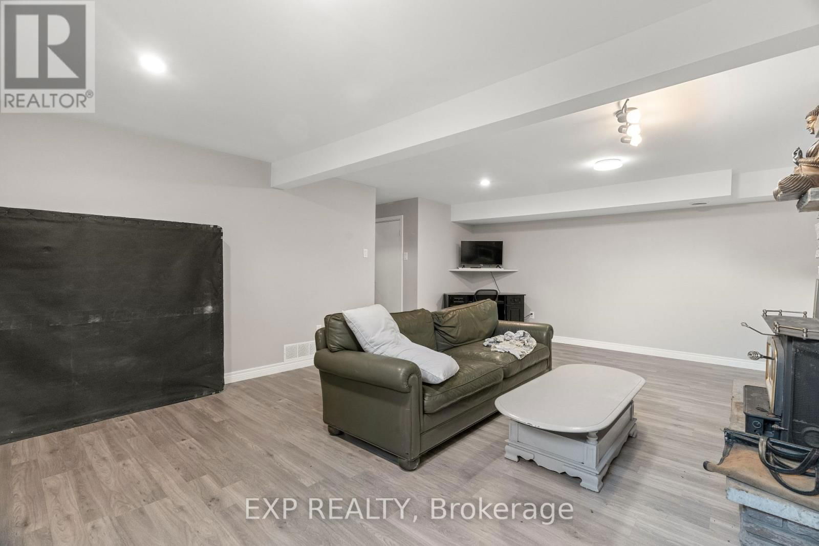 9952 PRINCE PHILIP STREET Image 33