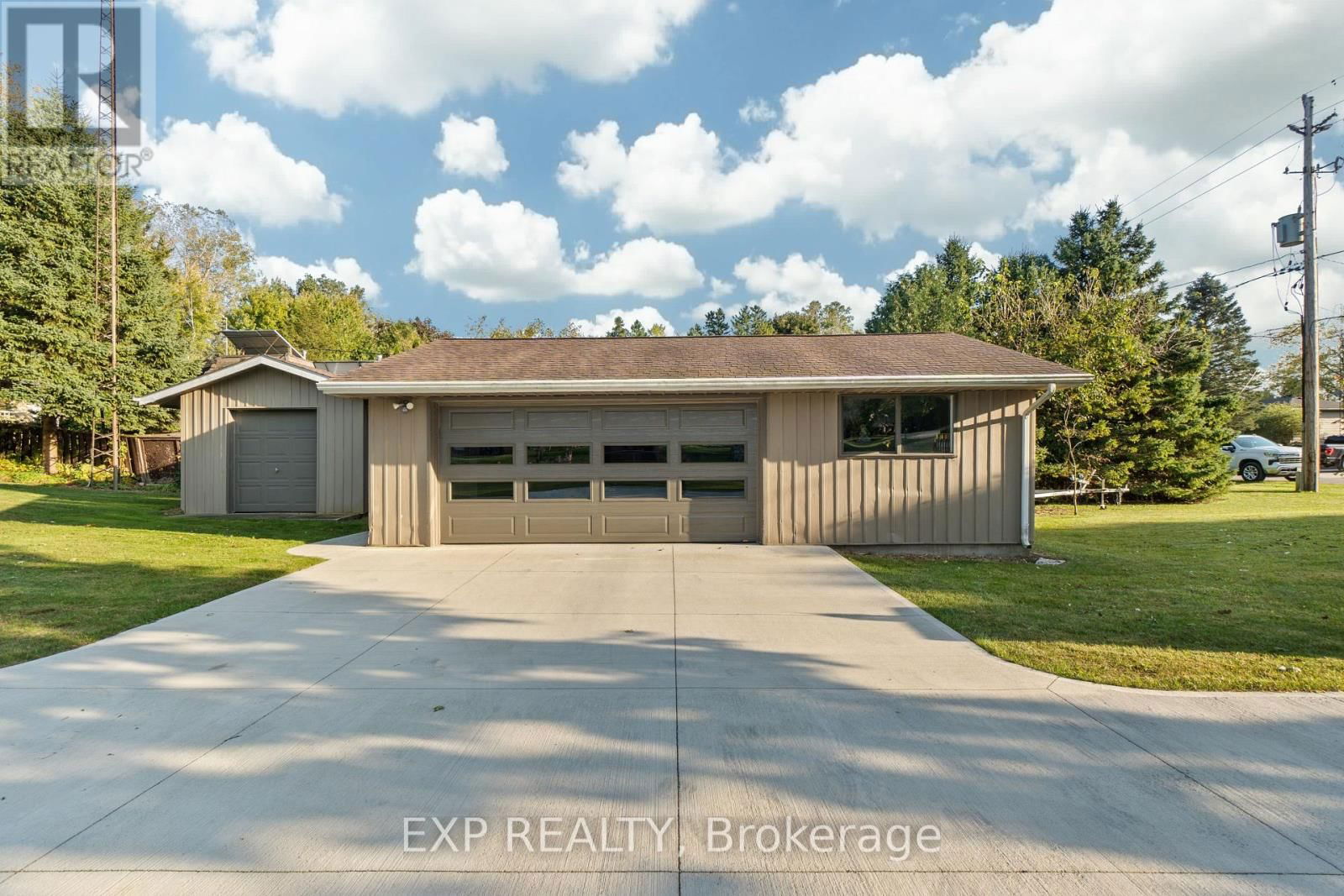 9952 PRINCE PHILIP STREET Image 34