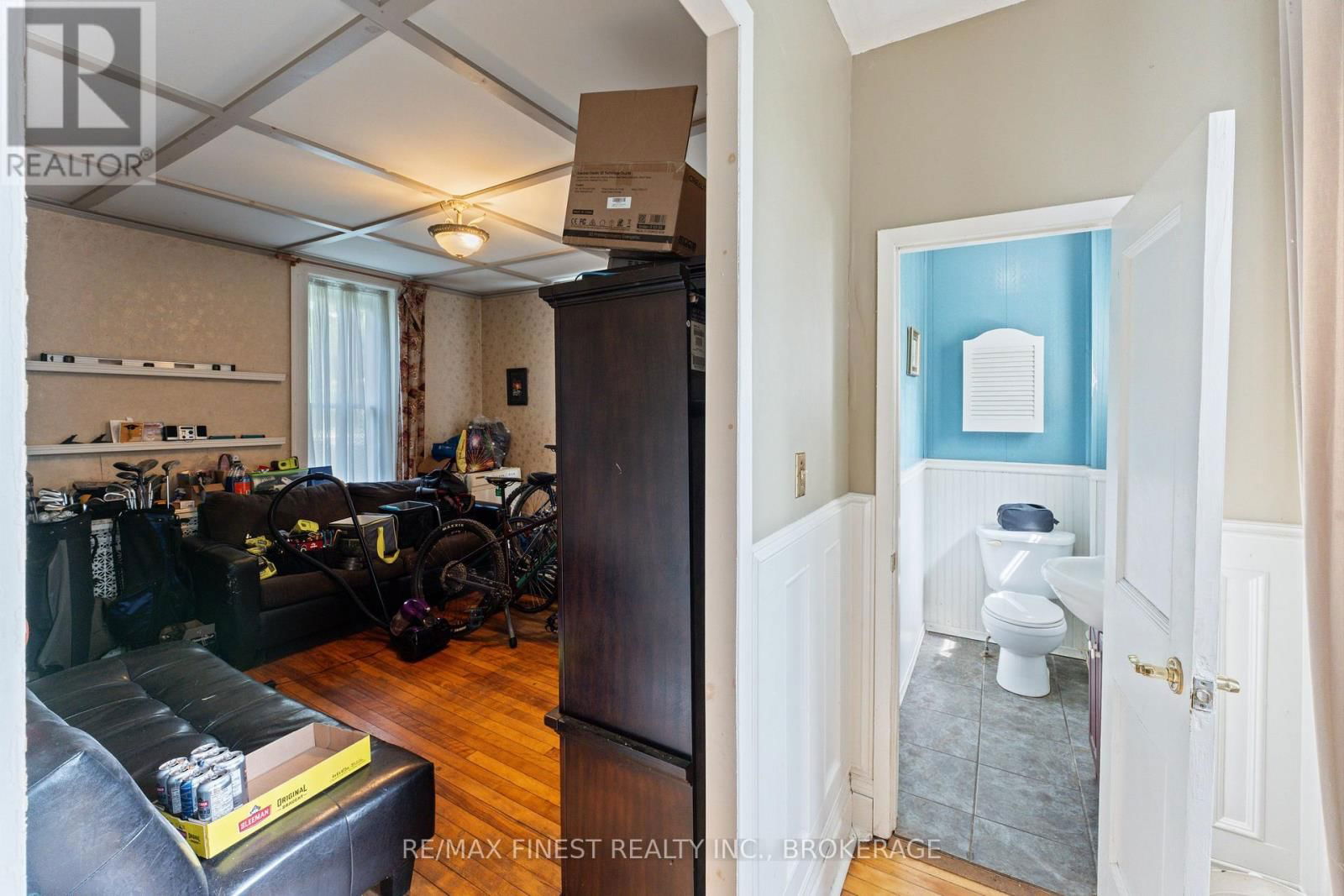 220 DUNDAS STREET WEST Image 22