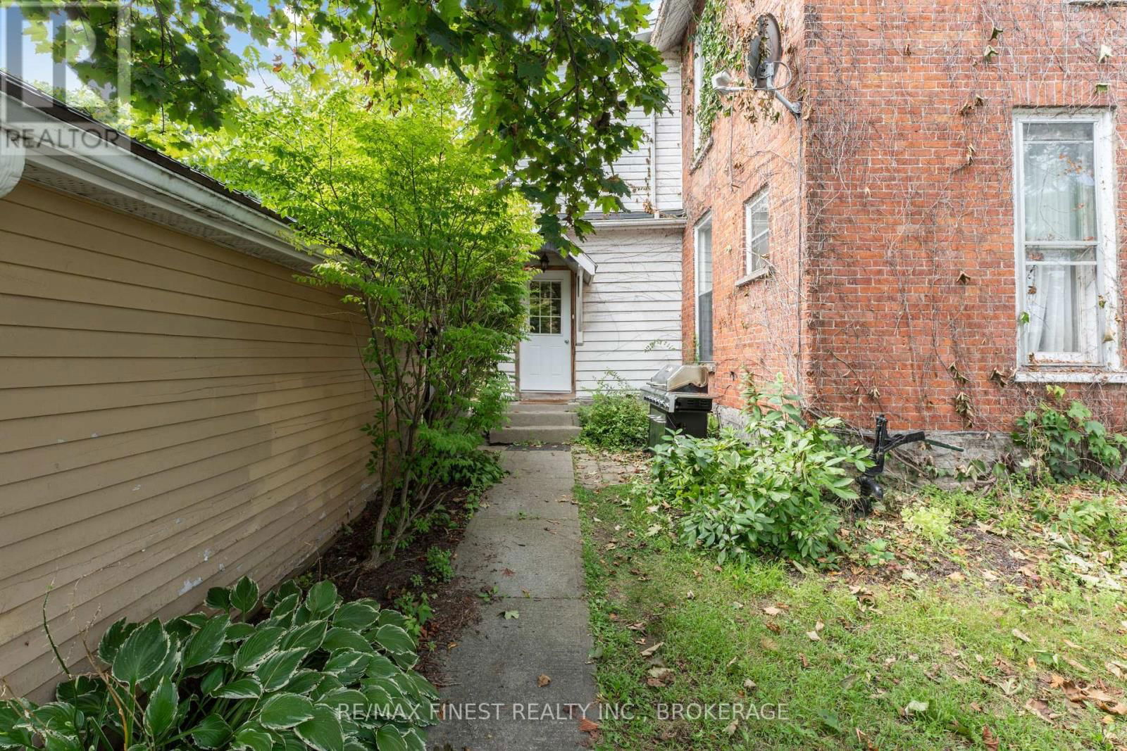 220 DUNDAS STREET WEST Image 5