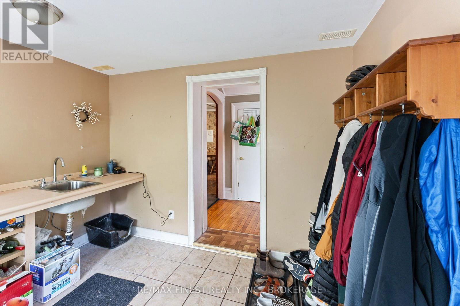 220 DUNDAS STREET WEST Image 9