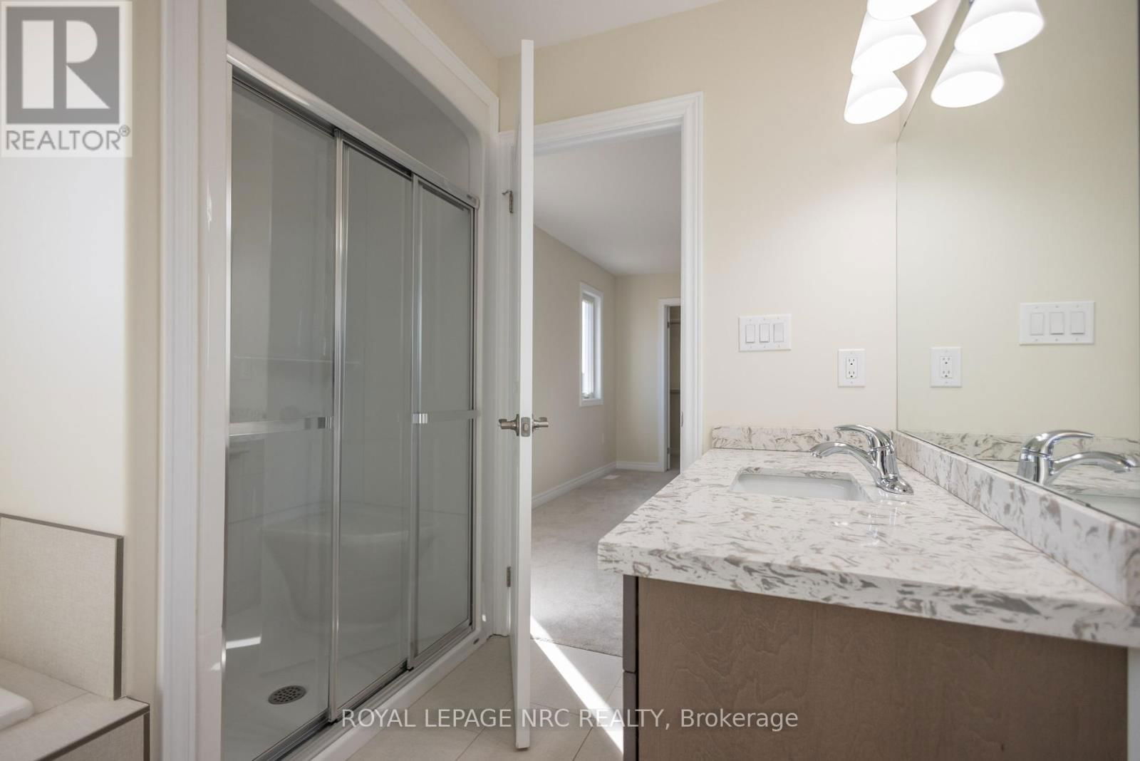 33 CINNAMON STREET Image 13