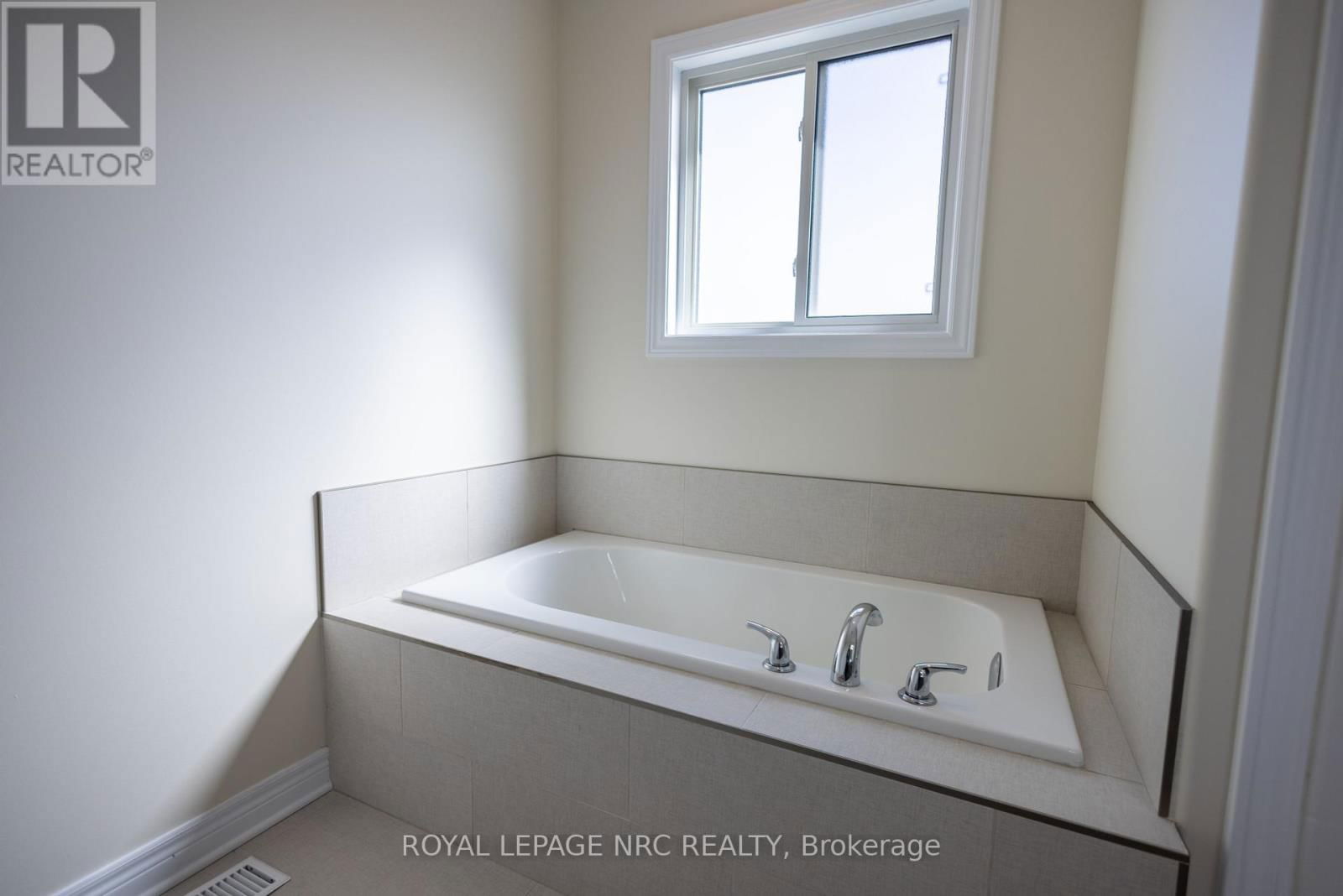 33 CINNAMON STREET Image 14