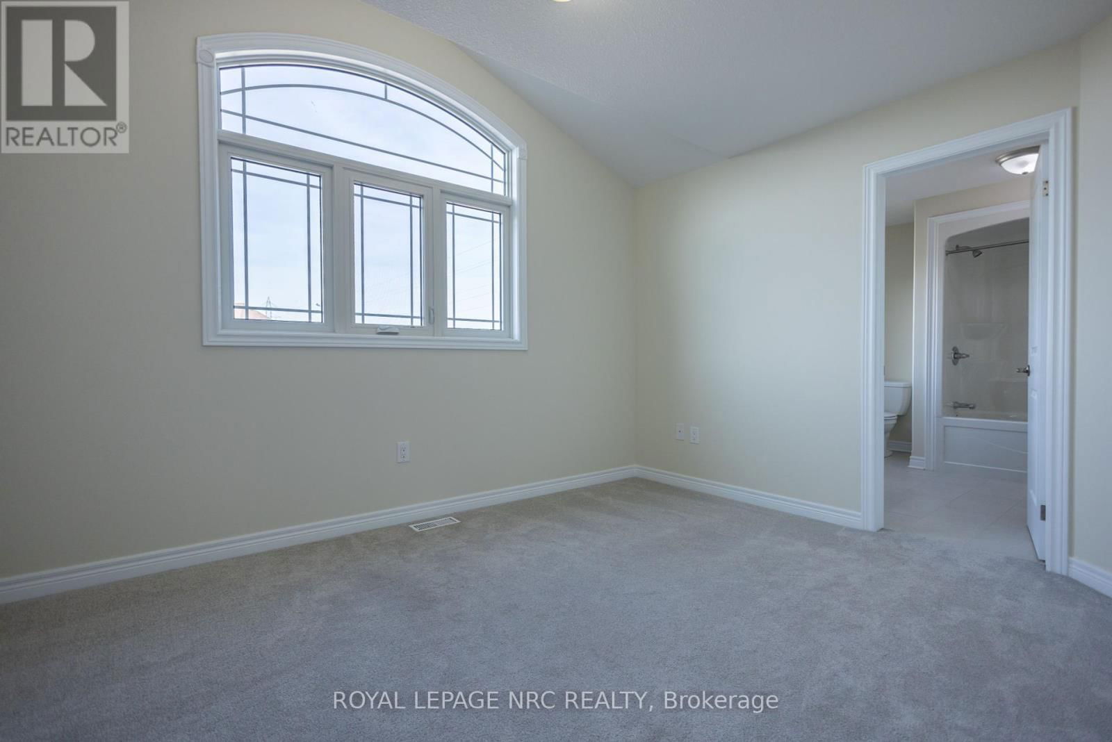 33 CINNAMON STREET Image 15