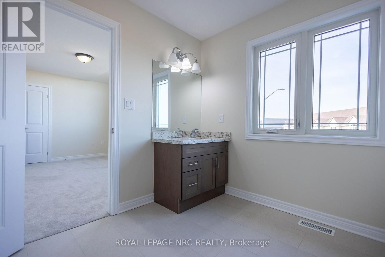 33 CINNAMON STREET Image 16
