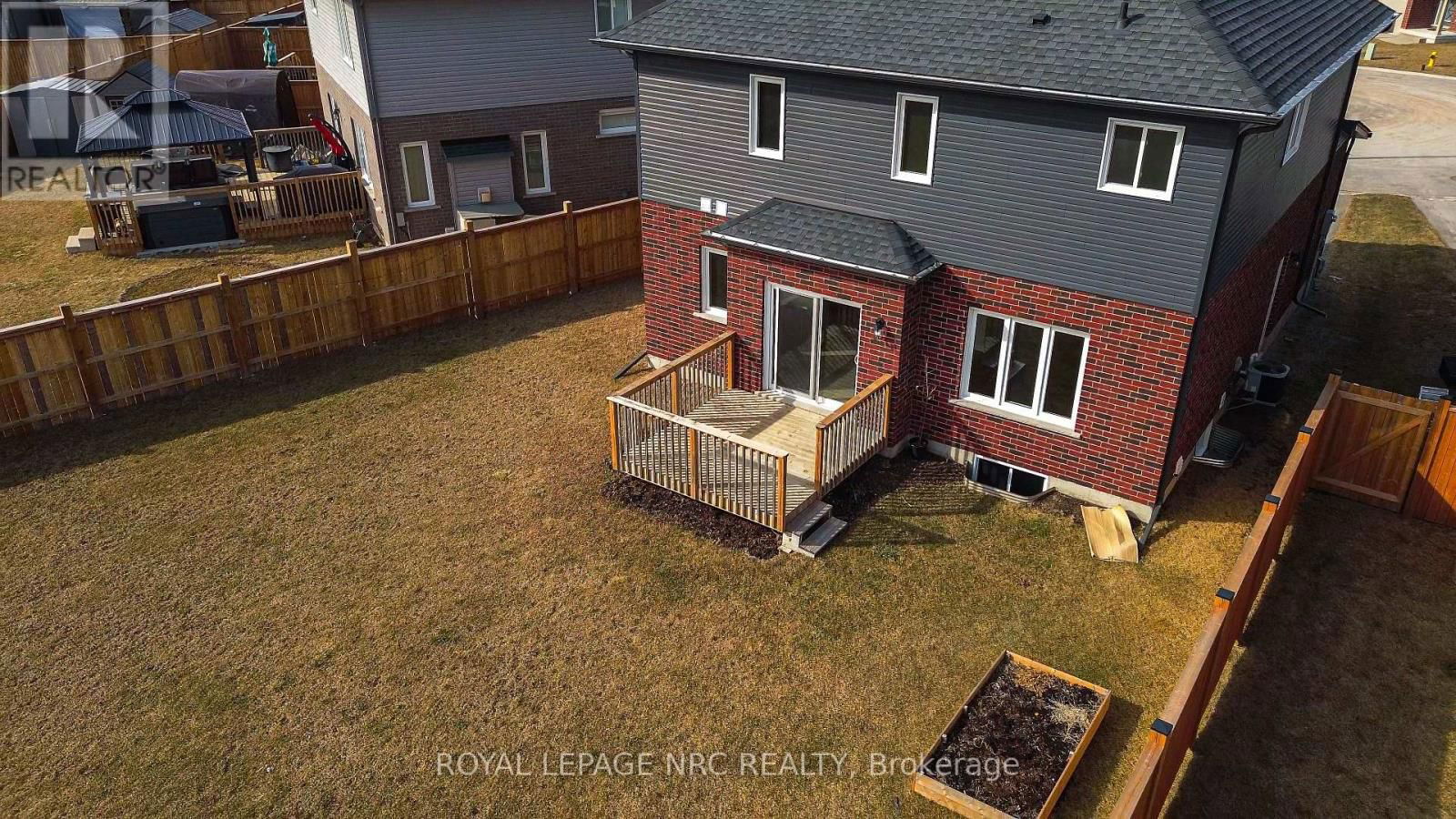 33 CINNAMON STREET Image 24