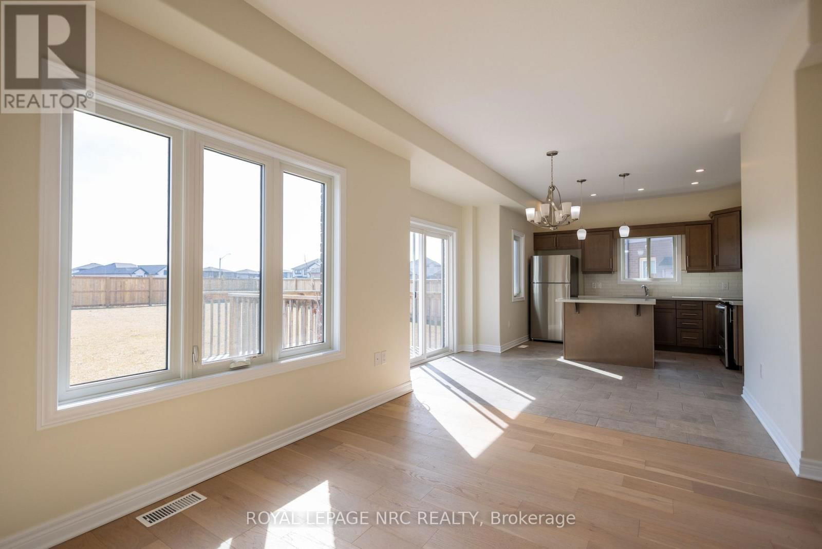33 CINNAMON STREET Image 6