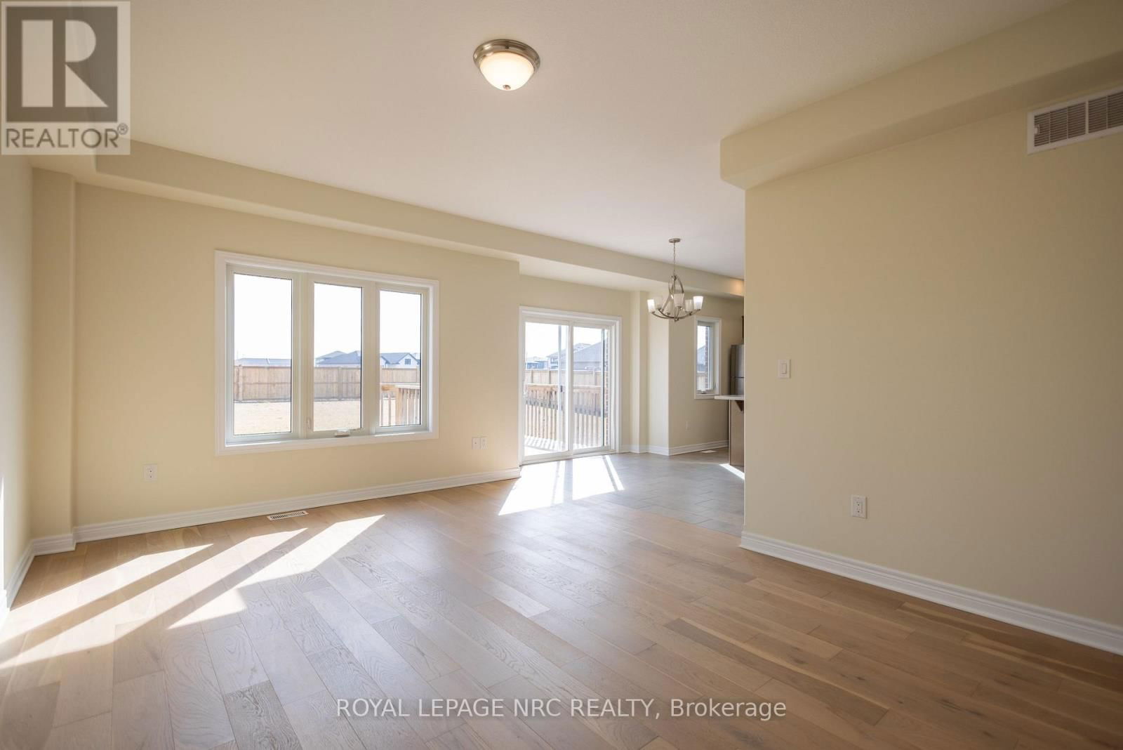 33 CINNAMON STREET Image 8