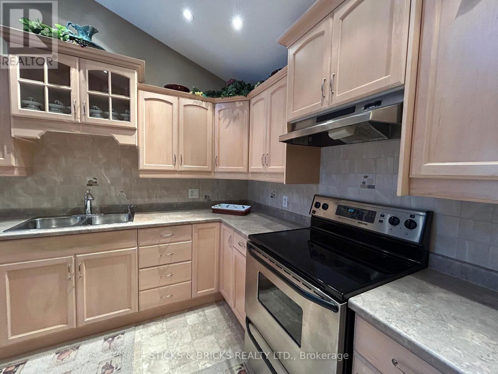 12 - 3241 MONTROSE ROAD Image 15