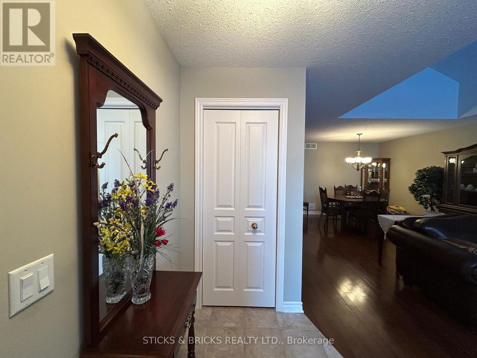 12 - 3241 MONTROSE ROAD Image 4